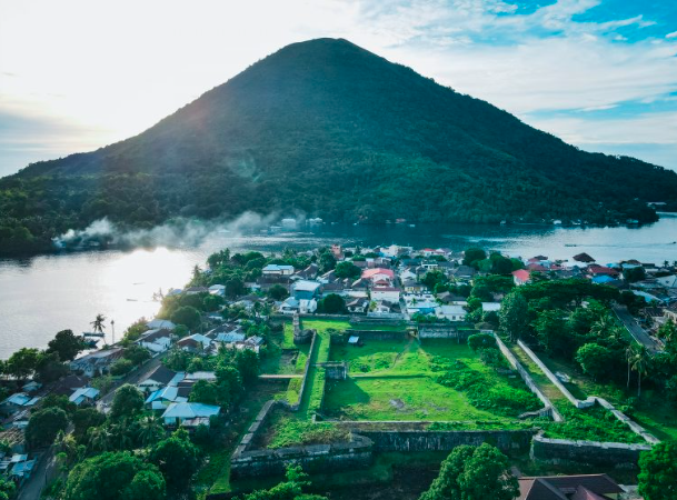 Tourists exploring Banda Neira with local guide